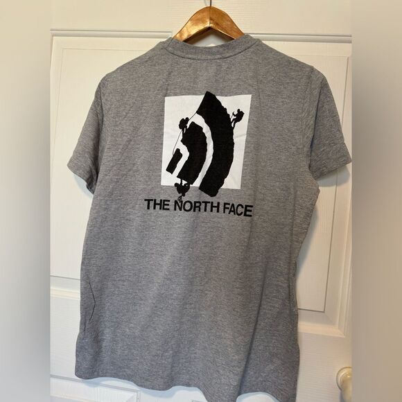 The North Face Gray Short Sleeve Tee with Iconic Logo - Picture 4 of 6